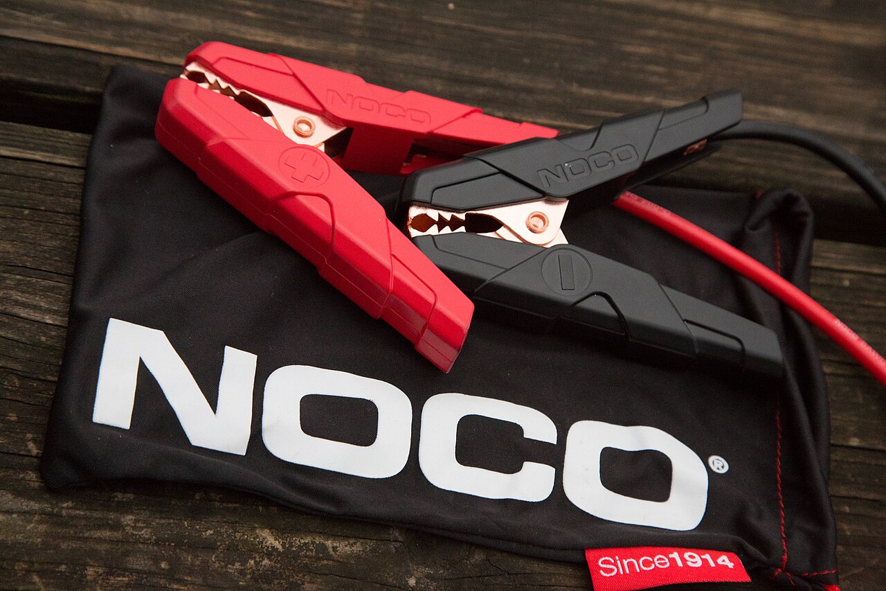 Pinces rouge et noire d’un booster de batterie NOCO