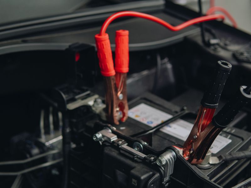 Pinces de démarrage branchées sur une batterie de voiture