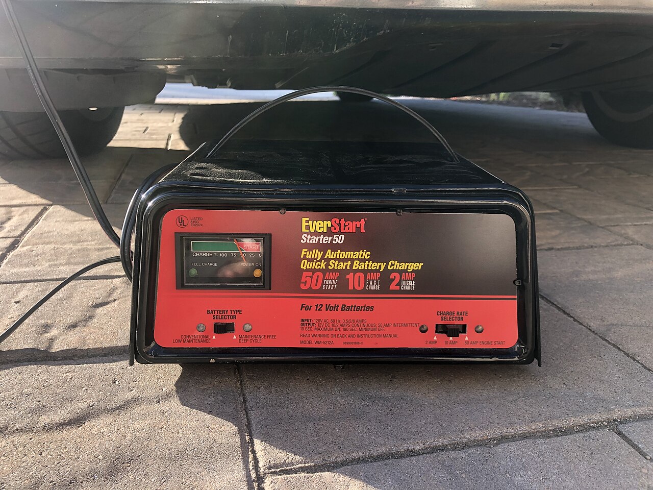 Chargeur de batterie branché sur une batterie de voiture
