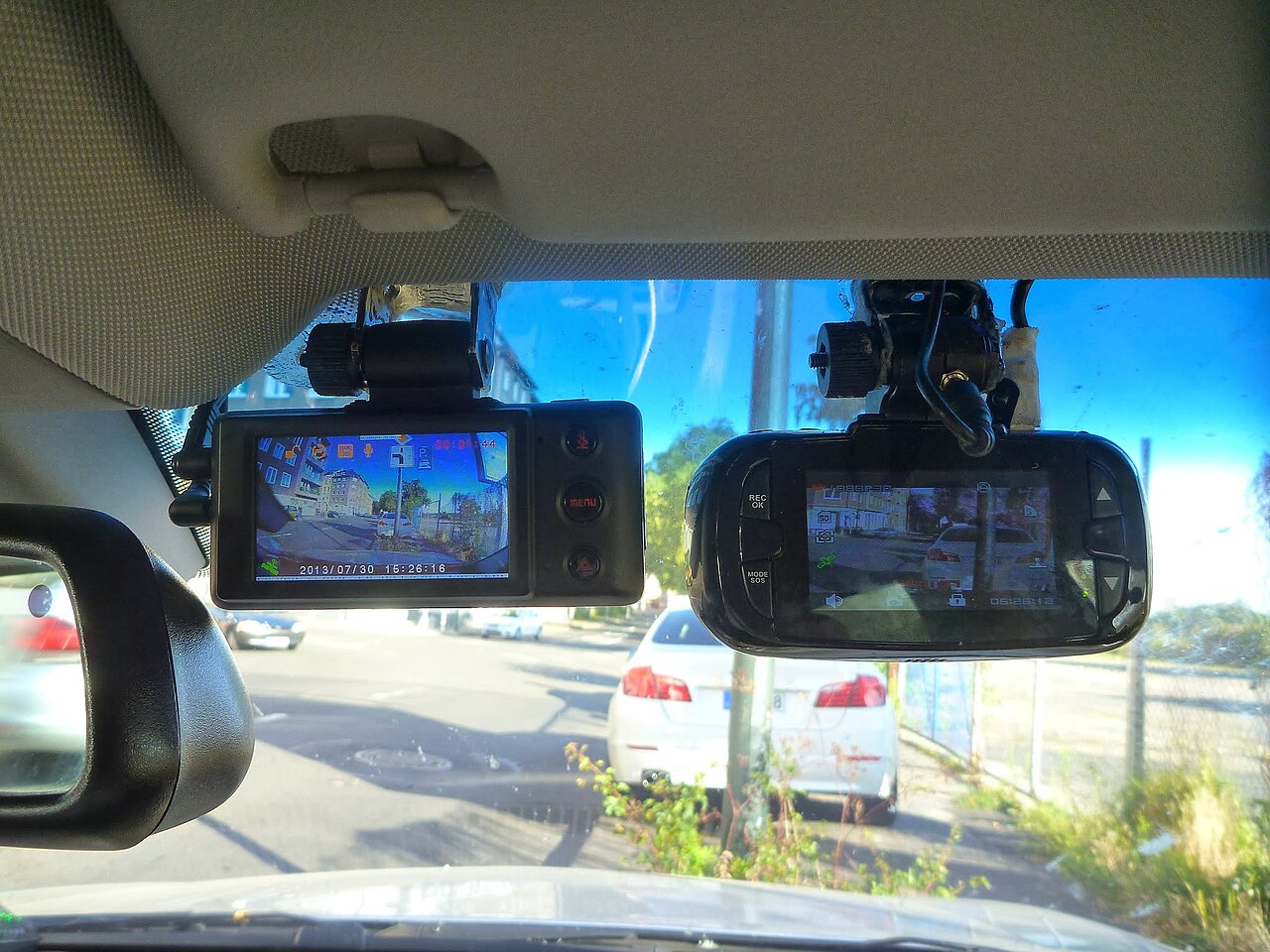 Deux dashcams fixées sur le pare-brise derrière le rétroviseur