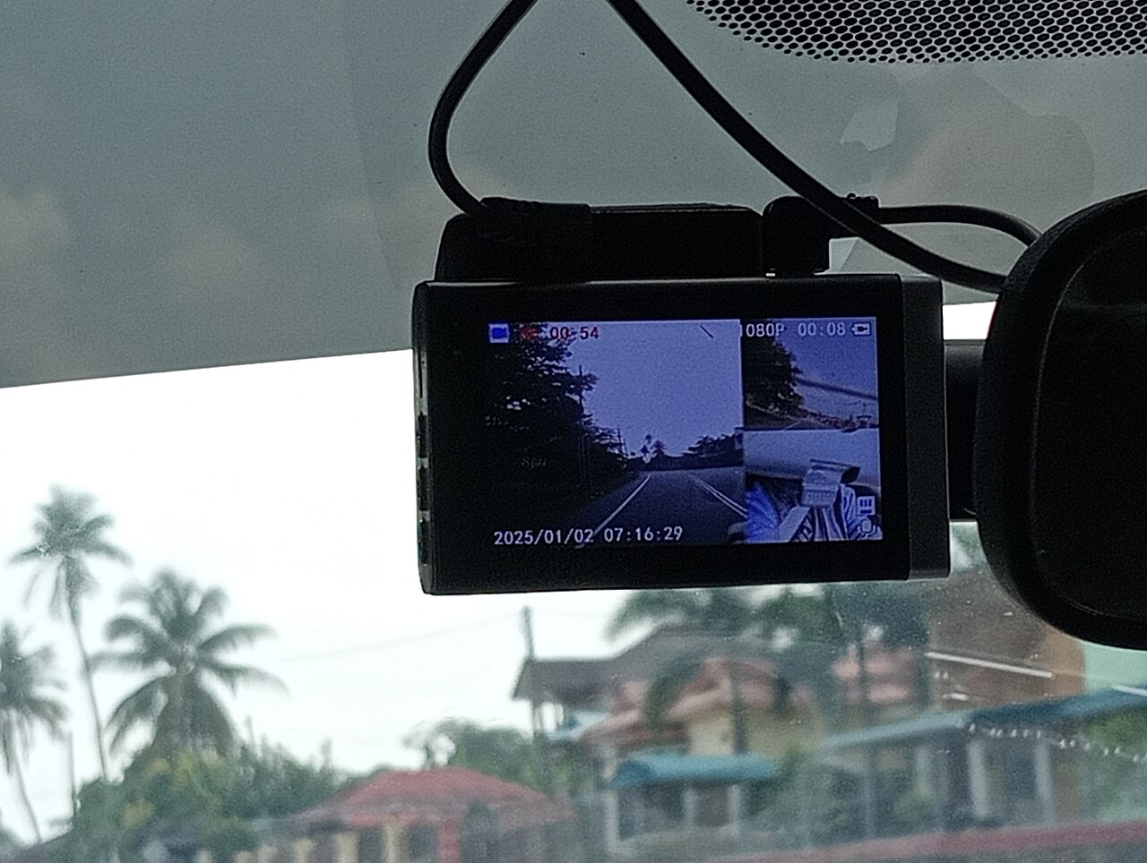 Dashcam installée sur le pare-brise d’une voiture