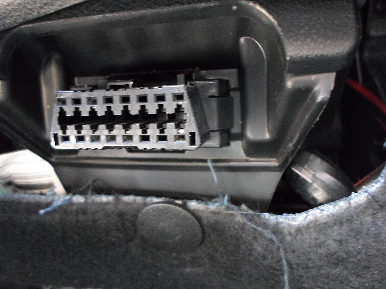 Prise de diagnostic OBD2 sous le tableau de bord